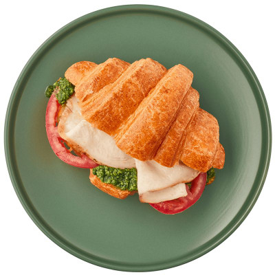 Изображение товара Круассан с куриным филе су-вид и сливочным песто Перекрёсток Select, 135г