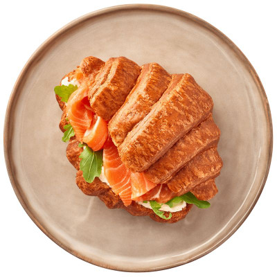 Изображение товара Круассан с филе копченого лосося, сливочным сыром и рукколой Перекрёсток Select, 110г