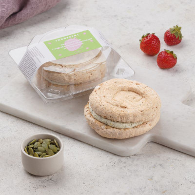 Изображение товара Пирожное Konfeta Меренга Французская с тыквенными семечками и клубникой, 60г