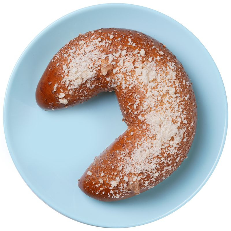 Изображение товара Рогалик с вишневой начинкой 120г Пекарня Перекрёсток