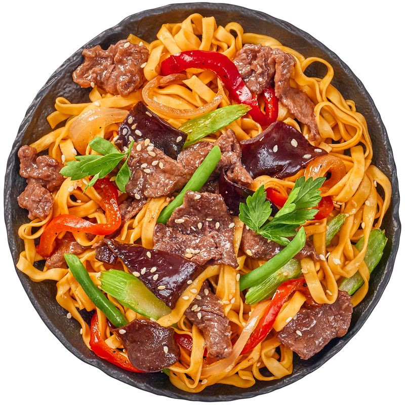 Изображение товара Яичная лапша с говядиной жареная на воке Перекрёсток Select 280 г