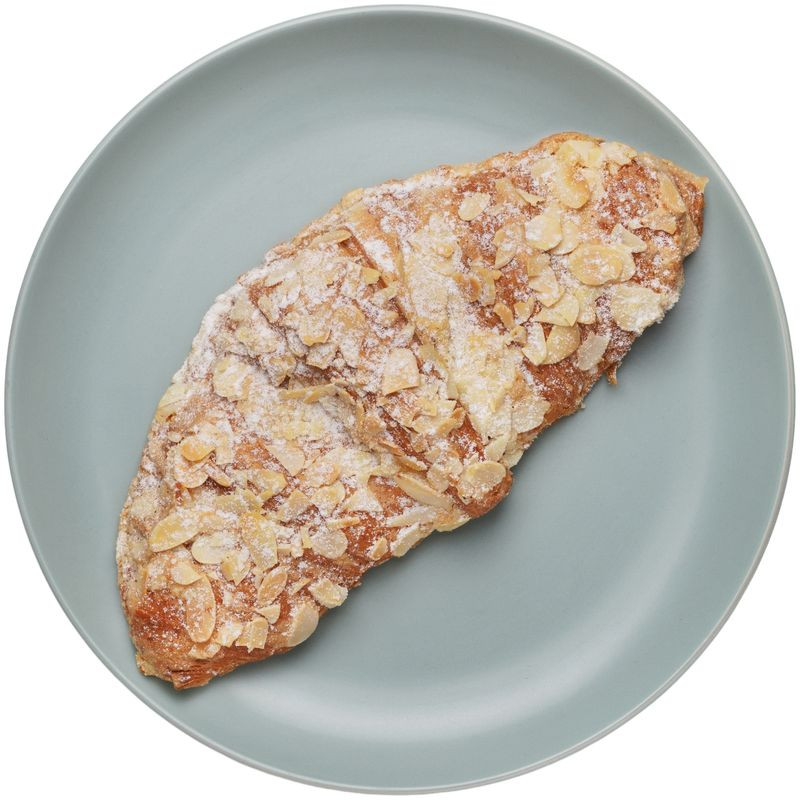 Изображение товара Миндальный круассан 105г Пекарня Перекрёсток свежий и вкусный