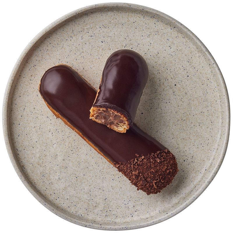 Изображение товара Эклер шоколадный 80г Пекарня Перекрёсток - вкусное кондитерское изделие