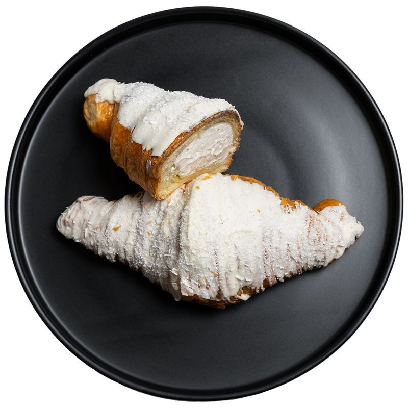 Изображение товара Кокосовый круассан 80 г от Перекрёсток с кокосовым вкусом свежая выпечка