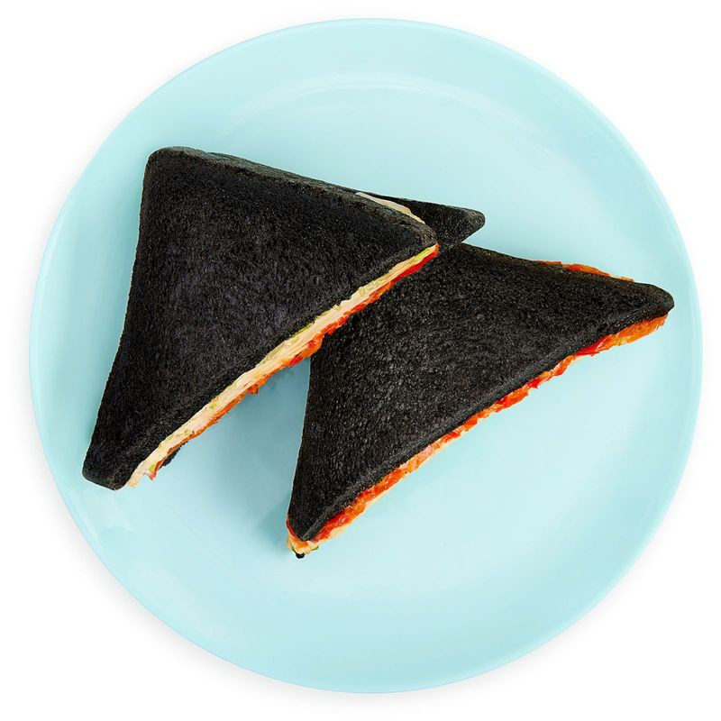 Изображение товара Сэндвич на угольном хлебе с индейкой и гриль перцем 180 г Перекрёсток Select