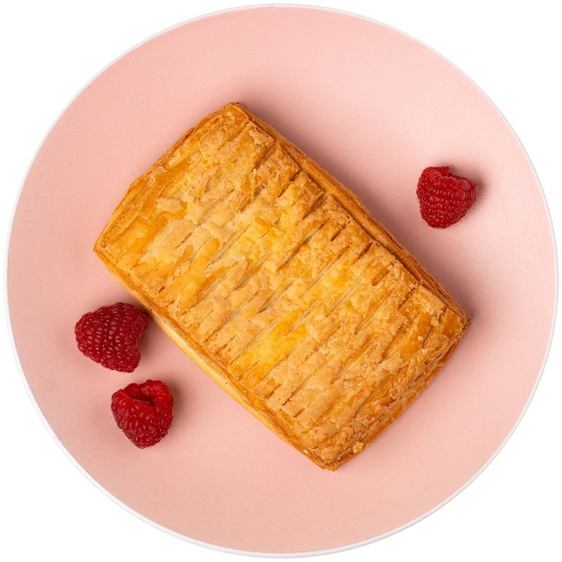 Изображение товара Слойка с малиной 70г - свежий сладкий десерт для быстрой перекуски