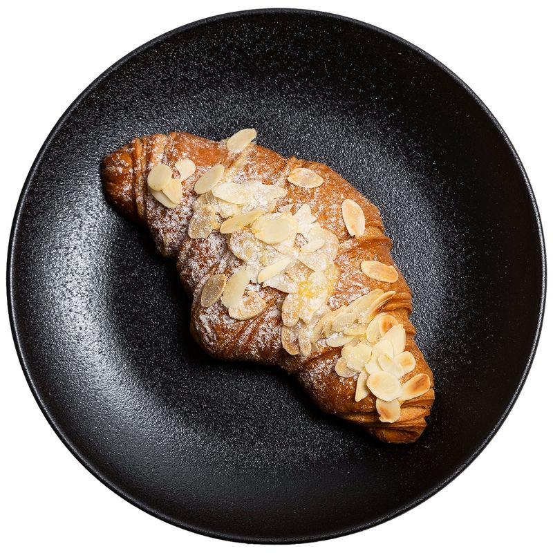 Изображение товара Миндальный круассан 80г Пекарня Перекрёсток францукая выпечка